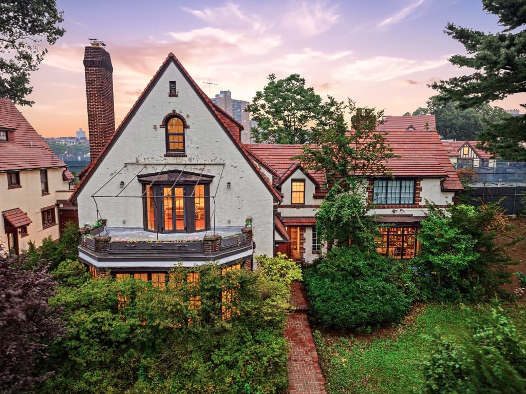 64 Dartmouth St in Flushing, NY